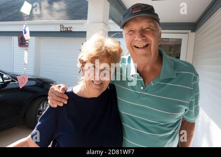 Schönes Rentnerpaar, das seine Reise von zu Hause aus genossen hat. Downers Grove Illinois IL USA Stockfoto