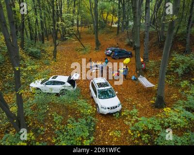 Lviv, Ukraine - 25. Oktober 2020: Freunde versammelten sich im Wald für Herbstgrill Stockfoto