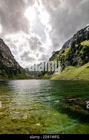 Schöne Aussicht auf den drittgrößten Bergsee des Kantons Appenzell. Der Fahlensee liegt in einem sehr engen Tal zwischen dem Berg in Bollenwees Stockfoto