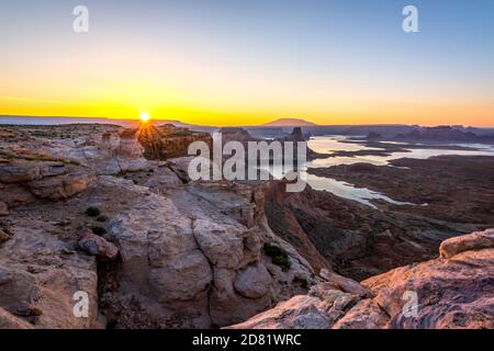 Sonnenaufgang Blick auf Lake Powell von Alstrom Point, Utah-USA Stockfoto