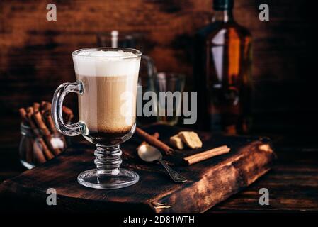 Irischer Kaffee im Trinkglas