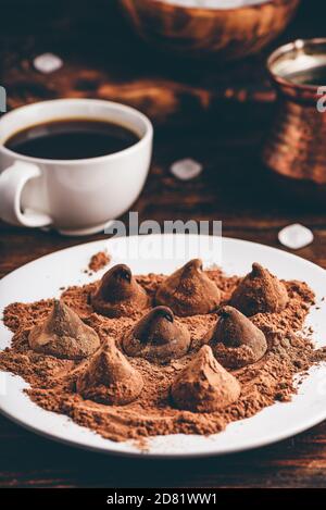 Schokoladen-Trüffel in Kakao-Pulver beschichtet Stockfoto