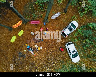 Lviv, Ukraine - 25. Oktober 2020: Freunde versammelten sich im Wald für Herbstgrill Stockfoto