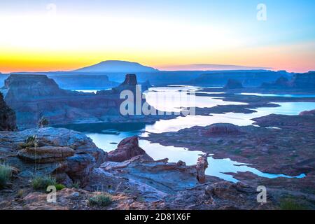 Sonnenaufgang Blick auf Lake Powell von Alstrom Point, Utah-USA Stockfoto