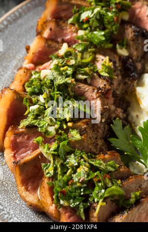 Hausgemachtes Steak und Eier mit Chimichurri Sauce Stockfoto