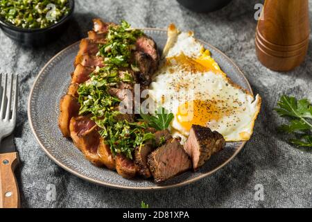 Hausgemachtes Steak und Eier mit Chimichurri Sauce Stockfoto