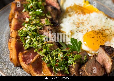 Hausgemachtes Steak und Eier mit Chimichurri Sauce Stockfoto