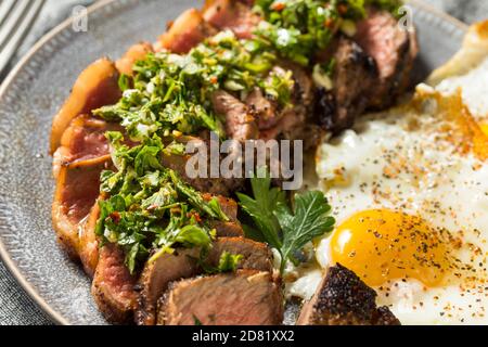 Hausgemachtes Steak und Eier mit Chimichurri Sauce Stockfoto