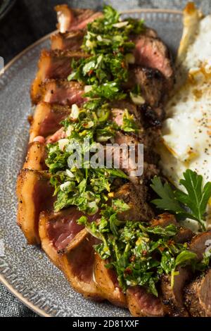 Hausgemachtes Steak und Eier mit Chimichurri Sauce Stockfoto