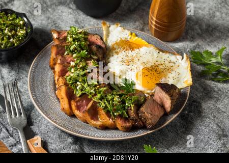 Hausgemachtes Steak und Eier mit Chimichurri Sauce Stockfoto