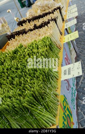 Grüner & weißer Spargel auf einem deutschen Marktstand. Stockfoto