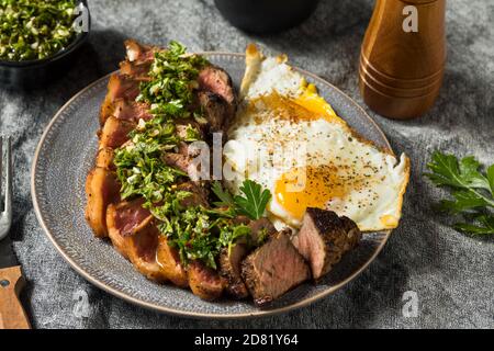 Hausgemachtes Steak und Eier mit Chimichurri Sauce Stockfoto