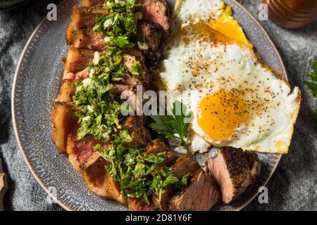 Hausgemachtes Steak und Eier mit Chimichurri Sauce Stockfoto