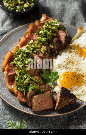 Hausgemachtes Steak und Eier mit Chimichurri Sauce Stockfoto