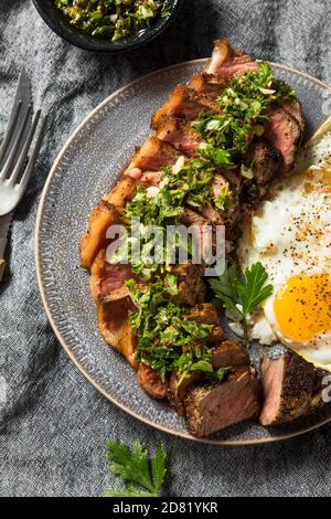 Hausgemachtes Steak und Eier mit Chimichurri Sauce Stockfoto