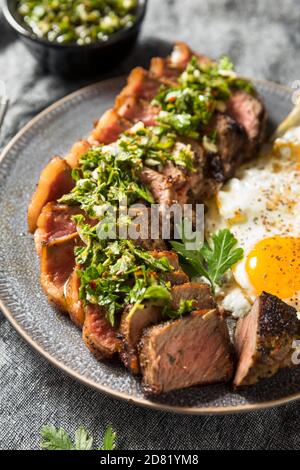 Hausgemachtes Steak und Eier mit Chimichurri Sauce Stockfoto