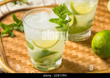 Erfrischender Rum Mint Mojito Cocktail mit Limette Stockfoto