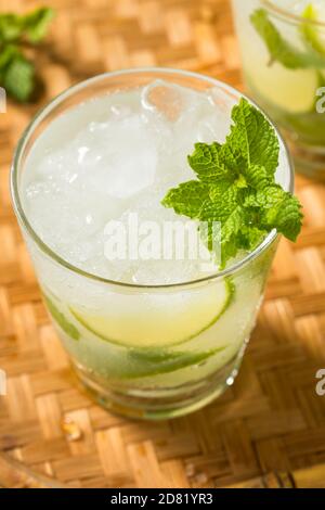 Erfrischender Rum Mint Mojito Cocktail mit Limette Stockfoto