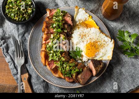 Hausgemachtes Steak und Eier mit Chimichurri Sauce Stockfoto