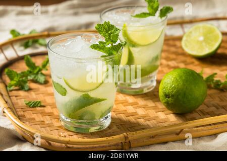 Erfrischender Rum Mint Mojito Cocktail mit Limette Stockfoto