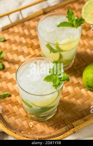 Erfrischender Rum Mint Mojito Cocktail mit Limette Stockfoto