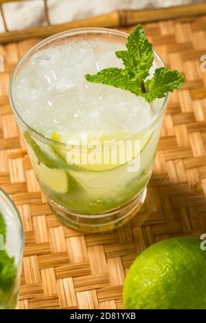 Erfrischender Rum Mint Mojito Cocktail mit Limette Stockfoto