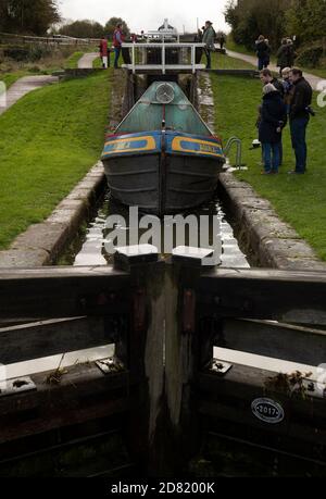 Ein schmales Boot fährt durch eine Schleuse bei Foxton Locks auf dem Grand Union Canal, Leicestershire England. Stockfoto