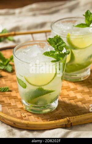 Erfrischender Rum Mint Mojito Cocktail mit Limette Stockfoto