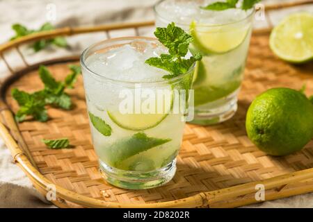 Erfrischender Rum Mint Mojito Cocktail mit Limette Stockfoto