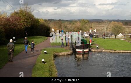 Ein schmales Boot fährt durch eine Schleuse bei Foxton Locks auf dem Grand Union Canal, Leicestershire England. Stockfoto