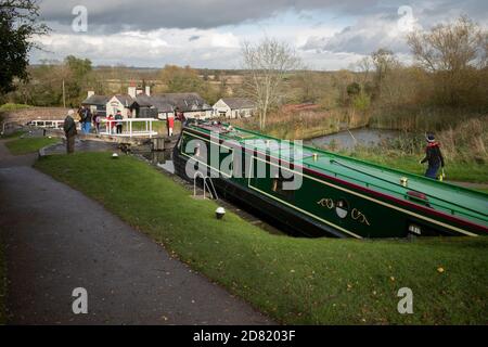 Ein schmales Boot fährt durch eine Schleuse bei Foxton Locks auf dem Grand Union Canal, Leicestershire England. Stockfoto