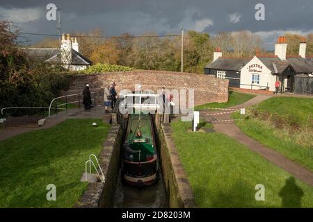 Ein schmales Boot fährt durch eine Schleuse bei Foxton Locks auf dem Grand Union Canal, Leicestershire England. Stockfoto