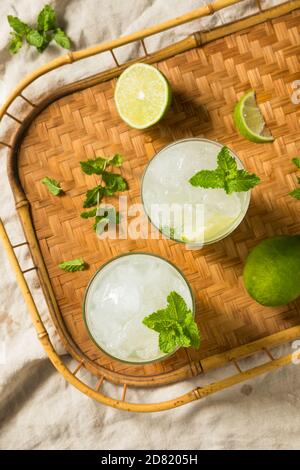 Erfrischender Rum Mint Mojito Cocktail mit Limette Stockfoto