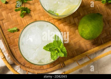 Erfrischender Rum Mint Mojito Cocktail mit Limette Stockfoto