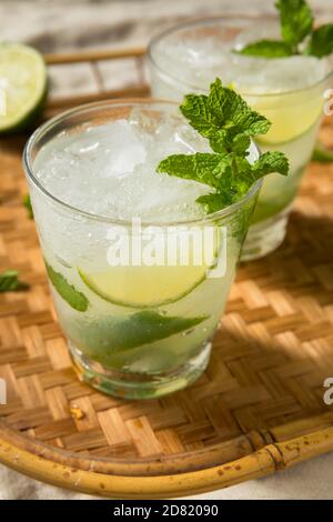 Erfrischender Rum Mint Mojito Cocktail mit Limette Stockfoto