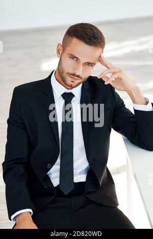 Durchdachtes Geschäftsmann Porträt in modernen kreativen Büro. Zweifel, Lösung, Entscheidung und Emotionen Konzept Stockfoto