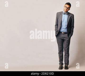 Junge lächelnde Geschäftsmann in vollem Wachstum auf einem weißen Hintergrund Stockfoto