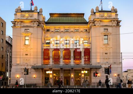 Belgrad, Serbien - 17. Oktober 2020: Nationaltheater in Belgrad, Serbien; Abenddämmerung über Belgrad und Nationaltheater Lichter einschalten Stockfoto