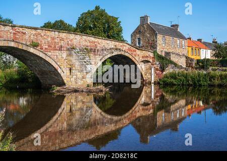 Aus dem 16. Jahrhundert stammend, war die alte Nungate Bridge über den Fluss Tyne die Hauptroute in die Stadt Haddington in East Lothian, Schottland, Großbritannien Stockfoto