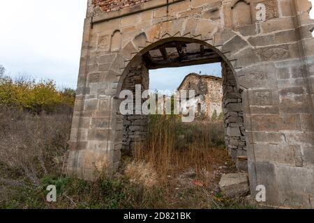 Untergetauchte verlassene Kirche in Ogosta Damm, Bulgarien. Erstaunlicher Himmel und interessante Ruinen auf der Kirche Sveto Vaznesenie. Bulgarien Bezirk Montana. Stockfoto