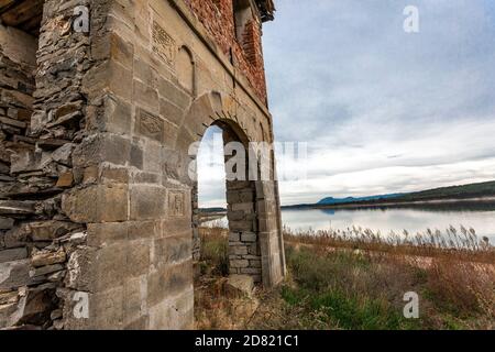 Untergetauchte verlassene Kirche in Ogosta Damm, Bulgarien. Erstaunlicher Himmel und interessante Ruinen auf der Kirche Sveto Vaznesenie. Bulgarien Bezirk Montana. Stockfoto