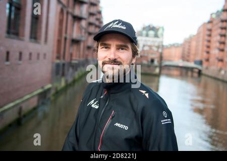 Hamburg, Deutschland. Oktober 2020. Boris Herrmann, Segelsportler, steht in der Speicherstadt. Quelle: Daniel Bockwoldt/dpa/Alamy Live News Stockfoto