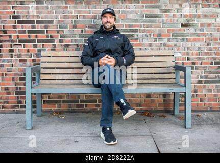 Hamburg, Deutschland. Oktober 2020. Boris Herrmann, Segelsportler, sitzt in der HafenCity. Quelle: Daniel Bockwoldt/dpa/Alamy Live News Stockfoto