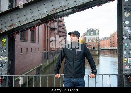 Hamburg, Deutschland. Oktober 2020. Boris Herrmann, Segelsportler, steht in der Speicherstadt. Quelle: Daniel Bockwoldt/dpa/Alamy Live News Stockfoto