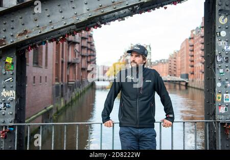 Hamburg, Deutschland. Oktober 2020. Boris Herrmann, Segelsportler, steht in der Speicherstadt. Quelle: Daniel Bockwoldt/dpa/Alamy Live News Stockfoto