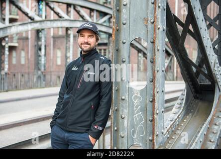 Hamburg, Deutschland. Oktober 2020. Boris Herrmann, Segelsportler, steht in der Speicherstadt. Quelle: Daniel Bockwoldt/dpa/Alamy Live News Stockfoto