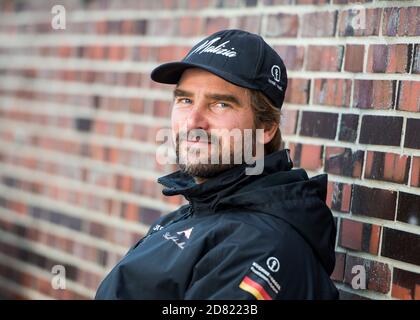 Hamburg, Deutschland. Oktober 2020. Boris Herrmann, Segelsportler, sitzt in der HafenCity. Quelle: Daniel Bockwoldt/dpa/Alamy Live News Stockfoto