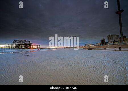 West Pier und die i360 bei Sonnenuntergang, Brighton, Hove, East Sussex, England, Großbritannien, GB Stockfoto