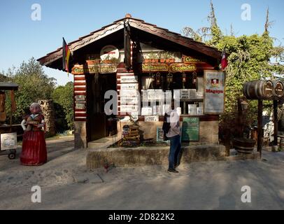 La Cumbrecita, Cordoba, Argentinien - 2020: Ein Geschäft im typischen architektonischen Stil dieser touristischen Stadt. Stockfoto