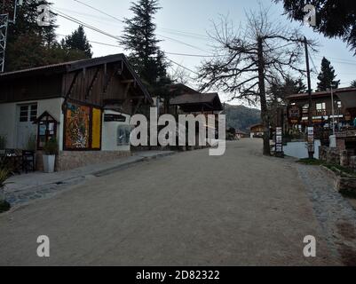 La Cumbrecita, Cordoba, Argentinien - 2020: Blick auf die Hauptstraße dieser touristischen Stadt in den Bergen. Stockfoto